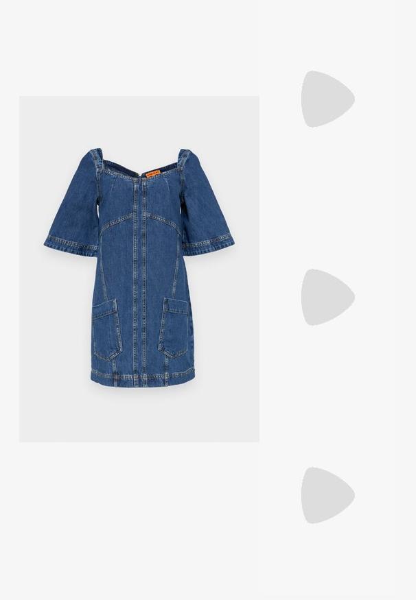 Rochie din denim cu mâneci scurte și late, decolteu în formă de V, închidere cu fermoar frontal și două buzunare aplicate. Prezintă stofă albastră și cusături vizibile.; Sandalie aurii metalice cu toc înalt, cu vârf deschis, curea la gleznă cu cataramă și talpă platformă pentru un plus de înălțime. Textură netedă.; Ochelari de soare dreptunghiulari negri cu rame subțiri din metal auriu, având lentile colorate și mici accente decorative pe laterale.; Geantă de tote din plasă neagră, cu modele florale brodate, dotată cu mânere negre robuste și un etichetă cu logo pe față. Material translucid.