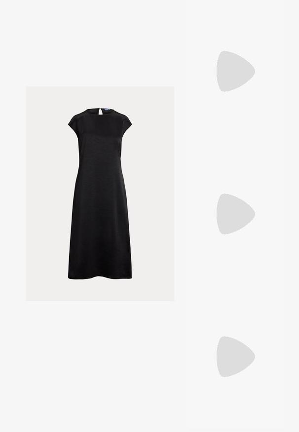 Vestido preto com decote barco, mangas curtas e abertura em formato de gota nas costas. Feito de tecido macio e liso com leve brilho.; Sapato de salto alto em pele preta com bico fino, salto baixo e textura suave. Apresenta uma ligeira abertura na parte da frente e mínima ferragem na parte de trás.; Clutch dourada em lantejoulas com formato retangular, apresentando uma alça de corrente torcida e um fecho de metal, refletindo a luz com um acabamento texturizado.; Brincos em metal dourado com forma de arco alongado e curvado. Apresentam uma superfície lisa e brilhante, com uma ponta arredondada para um detalhe adicional.