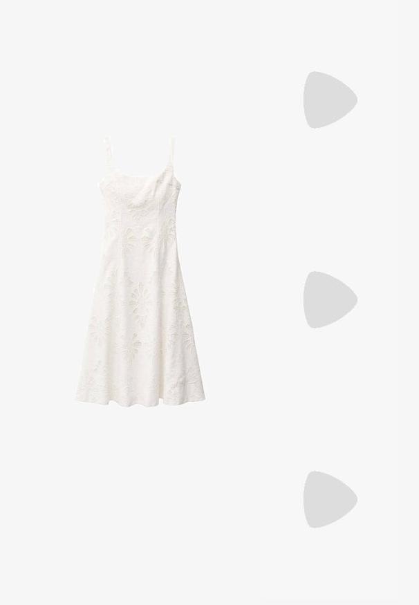 Mango GEMMA - Dnevna haljina - off-white; Crne japanke s teksturiranom gumenenom potplatom, dva uska remena i suptilnim, urezanim logom na remenu.; Crne velike sunčane naočale s ovalnim staklima, glatkim plastičnim okvirom i zlatnim detaljima na sljepočnicama. Tamna stakla pružaju zaštitu od sunca.; Denimska torba preko ramena s zakrivljenim remenom, dva prednja džepa i gornjim djelom na dugme, s svijetlopPlavom tkaninom i kontrastnim detaljima šivanja.