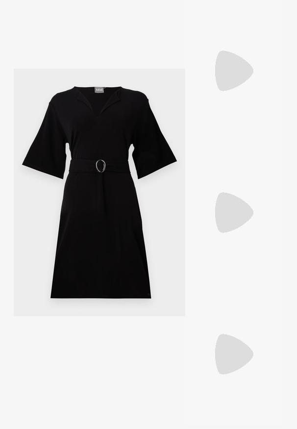 Musta kleit pehmest kangast, millel on V-kaelus, kellukese varrukad, eritootud vöökoht ringikujulise klambriga ja põlvekõrgune hem.; Mustmust naiste kõrge kontsaga sandaalid mustast nahast kitsaste rihmadega ja kullavärvi pandlaga valgel taustal, külgvaade.; Mustad mustad prillid, millel on ristkülikukujulised objektiivid, läikiv viimistlus ja kuldsed logo aktsendid jalanurkades. Tumeda halli värvi objektiivid pakuvad UV-kaitset.; Must kase nahast käekott, millel on struktureeritud ristkülikukujuline kuju. Omab kuldset ovaalset lukku ja õhukest õlavarre rihma. Sile tekstuur.