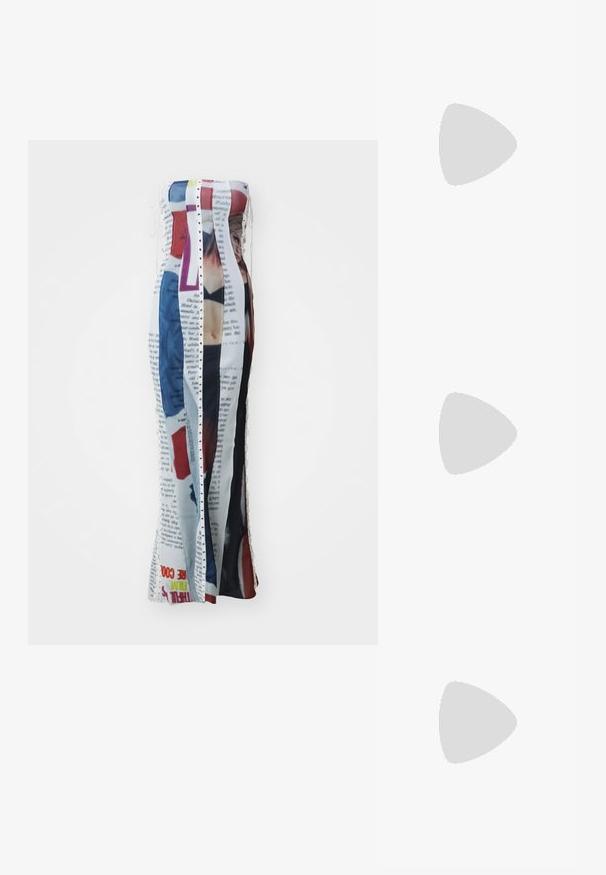 Sinead Gorey VANITY COVER EYELET UP DRESS - Džersejové šaty - white; Čierne lodičky na vysokom opätku s lesklým povrchom, špicatou špičkou, popruhom na členku a tvarovaným stiletto opätkom. Hladká textúra a elegantný dizajn.; Slnečné okuliare z korytnačieho shellu s robustným, obdĺžnikovým rámom. Tmavé šošovky a zlaté akcenty na stranoch. Hladký, lesklý povrch.; Biela kabelka so zaobleným tvarom, s textúrovaným povrchom z strieborných nitov. Má tenký ramenný popruh a elegantné zapínanie.