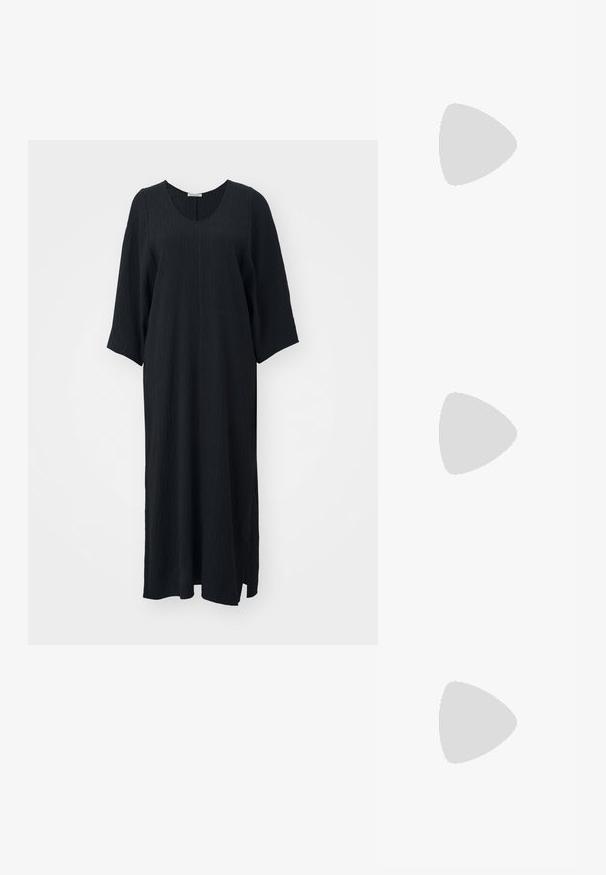 Črna obleka do kolen z udobnim krojem, ki ima okrogel izrez in tričetrtinske rokave. Teksturovana tkanina z diskretnim vzorcem.; Črne usnjene pletene natikače z nizko blok peto in valovitim robom, prikazane na beli podlagi.; Črna torbica iz teksturirane usnje, z diamantnim vzorcem, z zlatim verigo in zgornjim ročajem ter pokrovom z logotipom.; Zlati cvetni uhani s teksturiranim črnim središčem in nežnimi detajli. Omenjen model ima jasno kožo in spletene lase, kar je vidno v profilu.