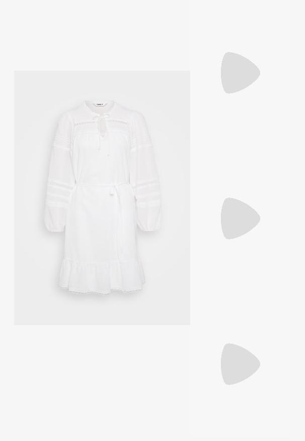 Vestido branco com mangas bufantes longas, decote com cordão e barra com babados. Apresenta detalhes em renda e uma cintura ajustada para um estilo personalizável.; Sandálias slingback em couro branco com várias tiras largas e fivelas prateadas; sola plana com um pequeno salto preto e detalhes metálicos.; Bolsa carteira amarela de palha com um design de aba, uma alça de pulso destacável e um destaque em corrente dourada. Textura suave e forma retangular.; Brincos em argola dourados com um acabamento liso e brilhante. Design circular com um pequeno pino e suporte transparente para um uso seguro.