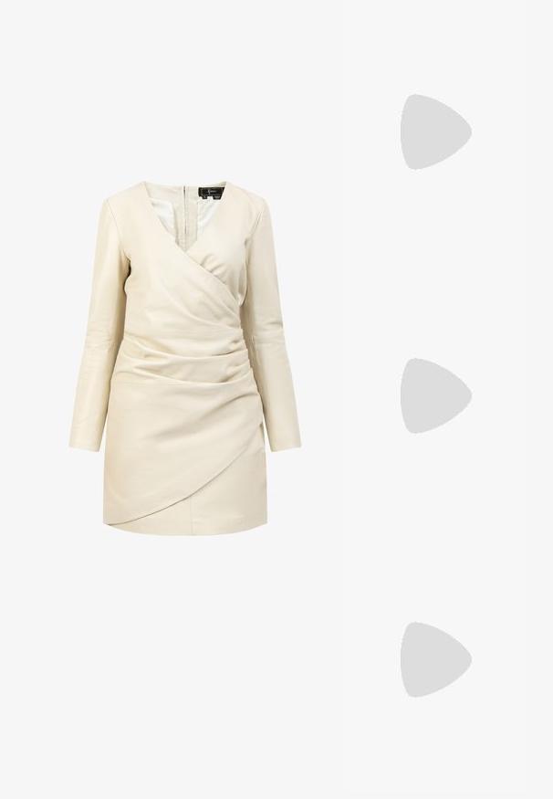 Abito in pelle beige chiaro con maniche lunghe, design avvolgente e dettagli arricciati. Presenta una scollatura a V e chiusura con cerniera sul retro.; Slingback bianco con punta affusolata, materiale superiore liscio, tacco basso a blocco e design con ritagli laterali, dotato di cinturino regolabile con fibbia.; Occhiali da sole rotondi con lenti scure e montatura dorata. Il modello indossa un cardigan leggero azzurro a costine con bottoni e maniche bianche a contrasto.; Wristlet Michael Kors in tela rivestita beige con motivo a logo MK ripetuto, hardware dorato e tracolla a catena staccabile.
