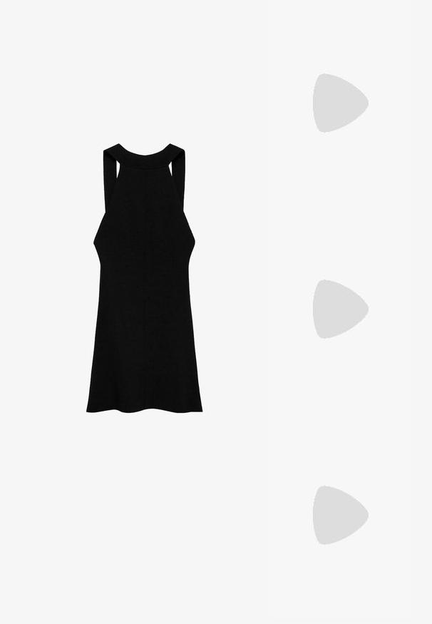 Rochie neagră fără mâneci, cu guler înalt, textură cu dungi și siluetă ajustată, având bretele late și tiv evazat.; Sandalie maro cu barete, design minimalist. Prezintă un toc subțire și o talpă plată, fabricate dintr-un material neted cu barete fine.; Ochelari de soare negri, dreptunghiulari, cu lentile întunecate. Au un cadru din plastic neted și detalii cu logo pe tijă. Design curat, modern.; Geantă de mână bej din piele cu o formă unică, dotată cu două mânere scurte și o curea lungă ajustabilă. Textură netedă, cu hardware minim.