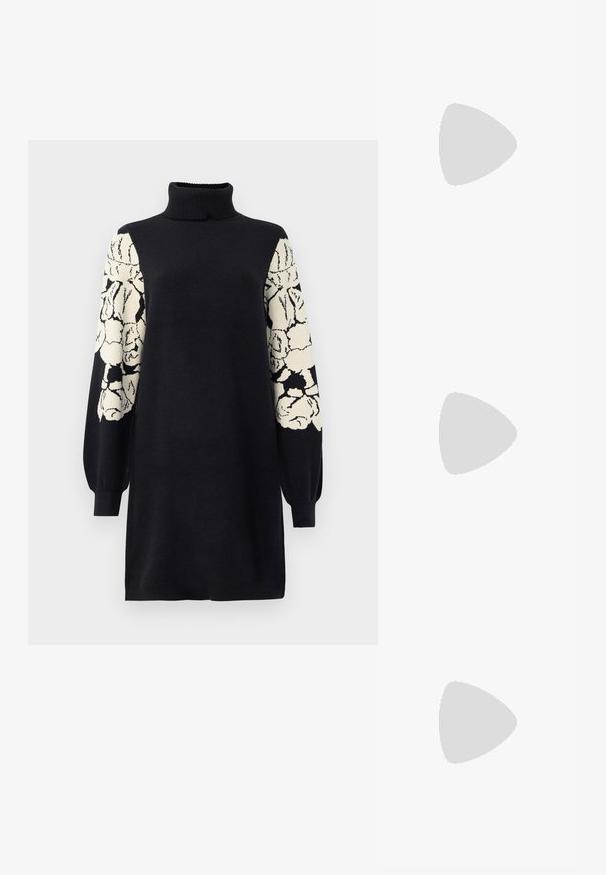 Sort strikket turtleneck kjole med lange ballonærmer, der har abstrakte blomster mønstre i hvid og sort.; Spidse højhælede sko med et farveskema i sølv, guld og nude. Blank finish med udskæringsdesign, der har en stilletto hæl.; Sølvmetallic pose med en blød, rund form og en knyttet lukning foroven. Fremstillet af glat faux lædermateriale.; Sølvøreringe med et minimalistisk design. Cirkulær form, glat tekstur og tynd profil. Letvægtige med en poleret overflade.