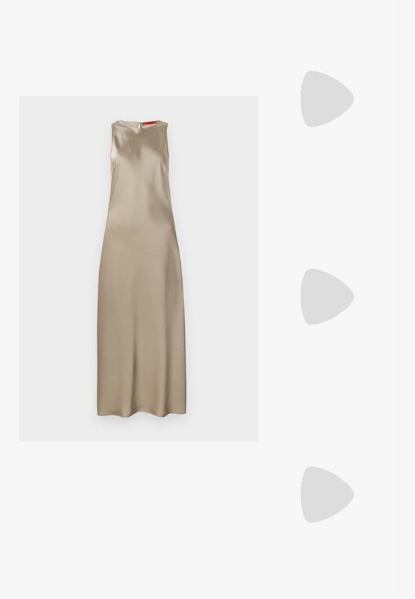 Ärmlös klänning i beige satin med rund halsringning, strömlinjeformad silhuett och dragkedja i ryggen. Slät textur med minimal detalj.; Svart lackskin slingback-häl med spetsig tå, med texturerad ormskinnsprint, justerbar rem och en kort, texturerad blockklack.; Svart läderaxelväska med två framfickor, guldspännen, dragkedjestängning och en smal rem. Texturerad yta och kompakt rektangulär form.; Guldtonade metallörhängen i en kurvad, avlång form. Har en slät, glänsande yta och en rundad spets för en extra detalj.