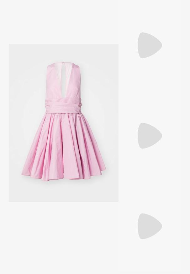 Robe sans manches rose avec un décolleté en V profond, taille froncée et jupe évasée. Fabriquée à partir d'un tissu lisse, elle comporte une fermeture éclair discrète à l'arrière.; Sandale noire à lanières avec un bout carré et un petit talon bloc. Elle présente plusieurs fines lanières et une sangle de cheville ajustable. Fabriquée en cuir lisse.; Calvin Klein BOLD SMALL SHOULDER BAG - Sac à main - white; Boucles d'oreilles dorées avec un design incurvé, semblable à un anneau, mettant en avant un accent sphérique argenté. Fini en métal poli, fermoir à tige.