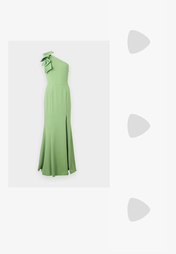 Vihreä, pitkähihainen yhtenäolkatoppinen mekko, joka on valmistettu sileästä kankaasta. Mekossa on suuri nauhadesign olkapäässä ja sivureikä, joka lisää liikkuvuutta.; Mustakasta sukkalaista saapasta, jossa on lohkarepohja, ristiin menevät hihnat ja soljellinen nilkkastrappi, joka takaa tukevan istuvuuden.; Musta käsilaukku, jossa on rakenteellinen muoto, sileä pinta ja metallinen solki. Yhdistetty leveisiin mustiin housuihin ja avonaiheisiin sandaaleihin puulattialla.; Hope hopea, joissa on kierren muotoilu, kiiltävä pinta ja takana kiinnitettävä suljin. Halkaisija noin 3 cm.