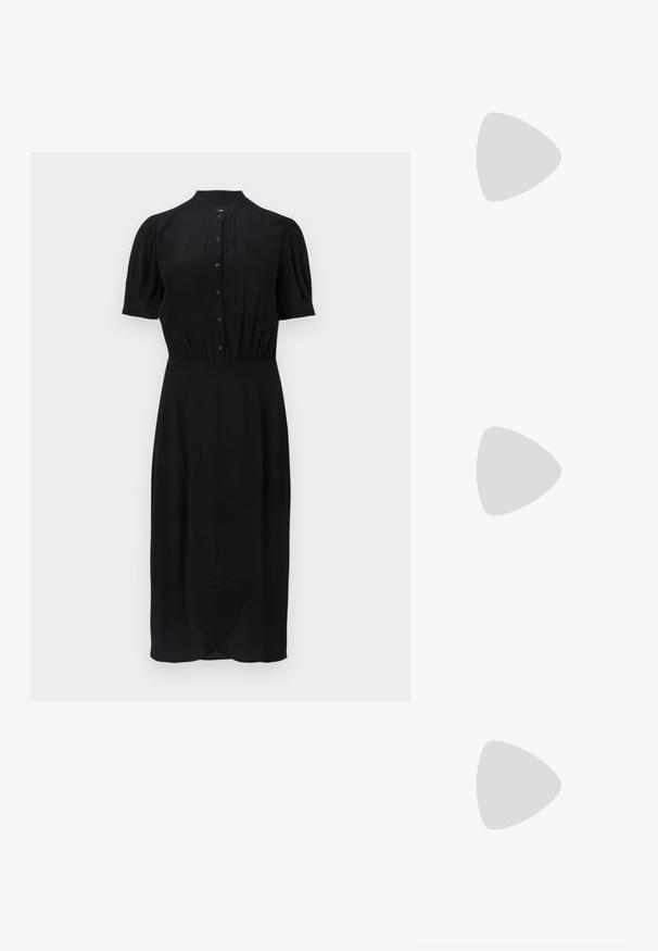 Rochie midi neagră dintr-un material ușor, cu mâneci scurte tip puff, cu deschidere cu butoni în față și talie strânsă cu embellishments subtile.; Pantofi cu toc slingback negri din patent, cu vârf ascuțit, cu imprimeu de șarpe texturat, curea ajustabilă și toc scurt texturat.; Geantă neagră din piele, tip crossbody, cu două buzunare frontale, catarame aurii, închidere cu fermoar și o curea subțire. Suprafață texturată și formă rectangulară compactă.; Cercei din metal auriu, cu un design curbat și alungit. Au o suprafață netedă și strălucitoare, cu un vârf rotunjit pentru un detaliu suplimentar.