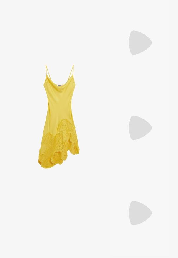 Geel mouwloos jurkje met een vloeiende stijl, heeft een textuur met bloemenapplicaties aan de zoom, gemaakt van gladde stof.; Zwarte gepolijste leren slingback hakken met een spitse neus, een ronde uitsnede en een blokhak. Voorzien van een gouden gespaccent.; Zwarte oversized zonnebril met gradient glazen, dikke montuur en gouden kettingdetails op de pootjes.; Zwarte tote bag van synthetisch materiaal, met een eenvoudig rechthoekig ontwerp, gouden vierkante accenten en dubbele handvatten.