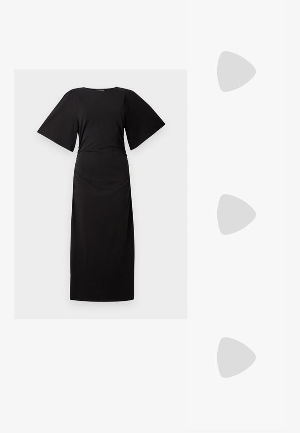 Robe maxi noire avec des manches courtes et larges et une taille froncée. Fabriquée en tissu doux, elle présente une silhouette simple et droite.; Des sandales noires à talons hauts avec des fines lanières au design noué, un bout carré lisse et un talon aiguille élégant.; Sac à main en métal gris clair avec une bandoulière en chaîne, orné de petits clous métalliques ronds et d'un logo de marque triangulaire.; Boucles d'oreilles en argent avec une finition lisse et brillante. Forme arrondie, conception légère, avec un fermoir à tige.