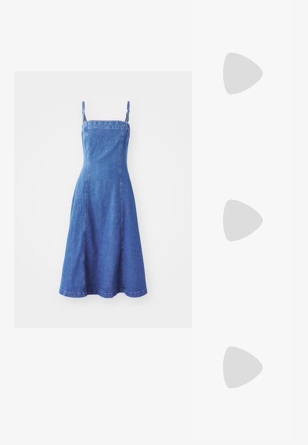 Robe en denim avec un corsage ajusté, des bretelles réglables, une jupe évasée, de couleur bleu moyen et des coutures visibles. Texture lisse.; Chaussure à talon aiguille à bout pointu avec un schema de couleurs argent, or et nude. Fini brillant avec un design découpé, dotée d'un talon stiletto.; Pochette en métal argenté avec une forme douce et arrondie et un fermoir en haut noué. Fabriquée en simili cuir lisse.; Boucles d'oreilles en argent en forme de créoles avec un design torsadé, dotées d'une finition polie et d'une fermeture à poussoir. Mesurent environ 3 cm de diamètre.