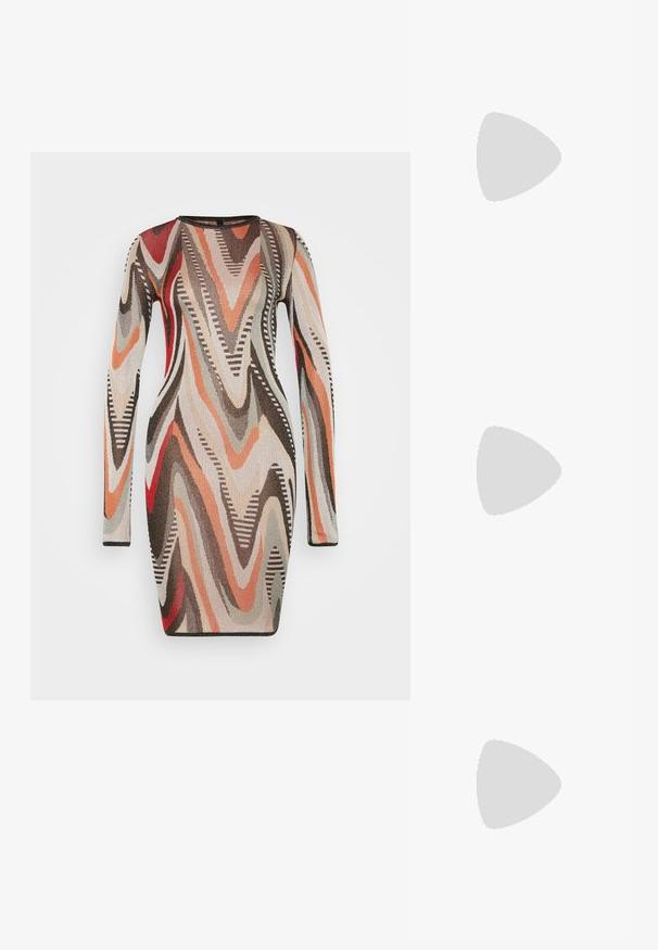 Kötött ruha hosszú ujjakkal, kerek nyakkal és bézs, vörösesbarna, barna, narancssárga és szürke színű, multicolor hullámos mintával.; Fémes ezüst színű lapos szandál ívelt pántformával és vékony talppal. Rendelkezik lábujjhurkkal és minimalista esztétikával.; Fekete bőr kézitáska struktúrált felülettel, két felső fogantyúval, levehető vállpánttal és ezüst színű csattal.; Három fémgyűrű: az egyik rose gold, a másik texturált akcentusokkal ellátott arany, a harmadik pedig ezüst, mindegyiken gravírozott márkajelzés található a belső sávon.
