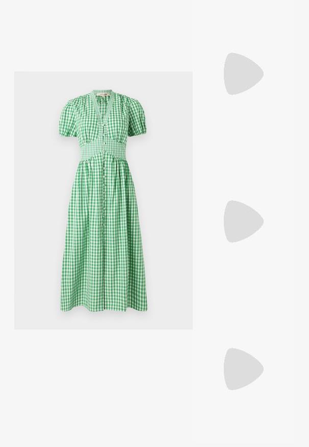 Zaļš gingham kleita ar īsām pūkainām piedurknēm, pieguļošu korseti un pogu aizdari priekšpusē. Svārki plūst līdz midi garumam.; Melnas ādas augstpapēžu kurpes ar pīlādžu purngalu, zemu papēdi un gludu virsmu. Raksturīga neliela atvere priekšā un minimāls aprīkojums aizmugurē.; Melnas krokodila raksts ādas soma ar izliekta formu, zelta aparatūru, regulējamu siksnu un logotipa detaļu priekšpusē.; Zelta toņu metāla gredzena auskari ar izliektu, pagarinātu formu. Ar gludu, spīdīgu virsma un noapaļotu galu papildu detaļām.