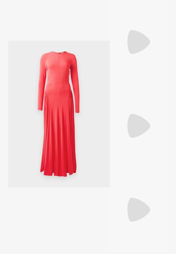 Robe corail à manches longues, ajustée, avec un col rond, des détails de fronces sur les côtés et une jupe fluide. Fabriquée dans un tissu lisse et extensible.; Escarpin slingback en vernis noir avec un bout pointu, présentant un imprimé serpent texturé, une sangle réglable et un petit talon bloc texturé.; Sac en cuir noir porté en travers avec deux poches avant, boucles dorées, fermeture zippée et une sangle fine. Surface texturée et forme rectangulaire compacte.; Boucles d'oreilles en métal doré en forme d'anneau, avec une forme courbée et allongée. Elles présentent une surface lisse et brillante avec une pointe arrondie pour un détail supplémentaire.