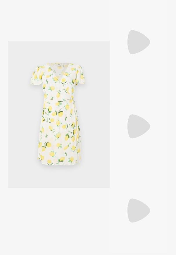 Hvit omslagskjole med korte pufferm, med sitronmønster med gule frukter og grønne blader. Lett stoff med en myk tekstur.; Sorte sandaler med to brede stropper med dekorative nagler og detaljerte spenner, satt på en robust teksturert gummisåle.; Runde solbriller med metalliske gullrammer og mørkegrønne linser. Armene har et skilpaddeskall-design for ekstra detaljer.; Svart faux lærveske med quiltet tekstur, buet form, sølvkjede stropp og en liten logoaksent foran.