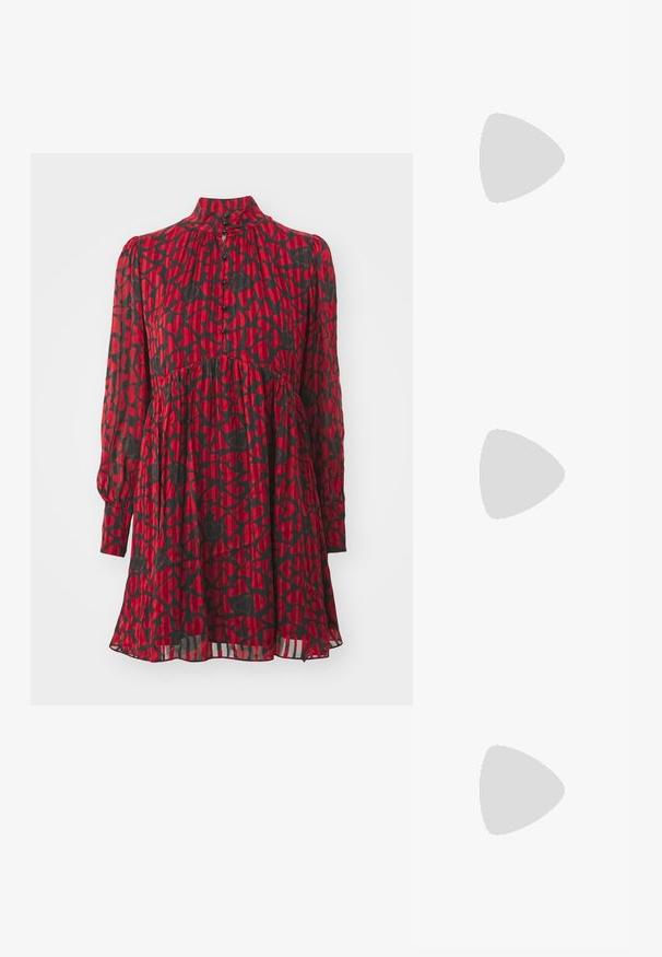 Rotes Kleid mit schwarzem Herzmuster, hohem Kragen, langen Ärmeln, Knopfverschluss, gerafftem Taillenbereich und fließendem Saum mit geschichteter Textur.; Schwarzer Leder-Slingback-Schuh mit spitzem Zehenbereich, schlankem High Heel und dekorativem Schleifenakzent. Glatte Textur und elegantes Design.; Silberne metallische Schultertasche mit glatter Textur, geschwungenem Design, Kettenriemen und einer glänzenden Vorderseite mit einer dezenten Logo-Gravur.; Silberohrringe mit einem fließenden, spiralförmigen Design. Glatte Textur mit polierter Oberfläche. Verfügt über einen subtilen Glanz und keine sichtbaren Verzierungen.