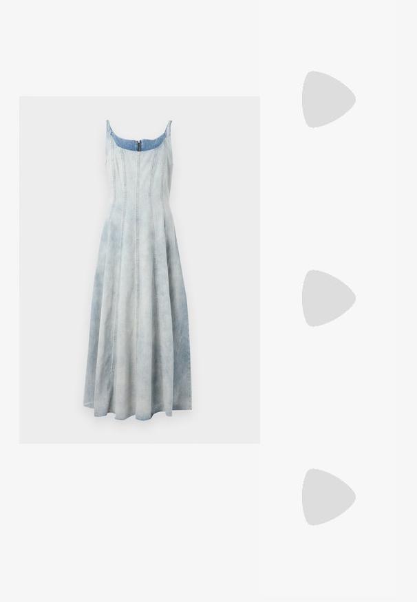 Rochie din denim cu un gradient albastru deschis, corp ajustat, fustă evazată și detalii de cusătură vizibile. Închidere cu fermoar la spate.; Sandale cu toc înalt, cu barete subțiri, aurii, cu un design elegant, legate la gleznă și cu un toc metalic minimalist. Textură netedă.; Geantă de mână din piele albă cu un design structurat, având o închidere magnetică și un breteau, expusă pe un fundal neutru.; Inel de aur cu un design texturat, ondulat, având trei vârfuri proeminente. Suprafață netedă și strălucitoare, cu un bandaj deschis pentru ajustarea dimensiunii.