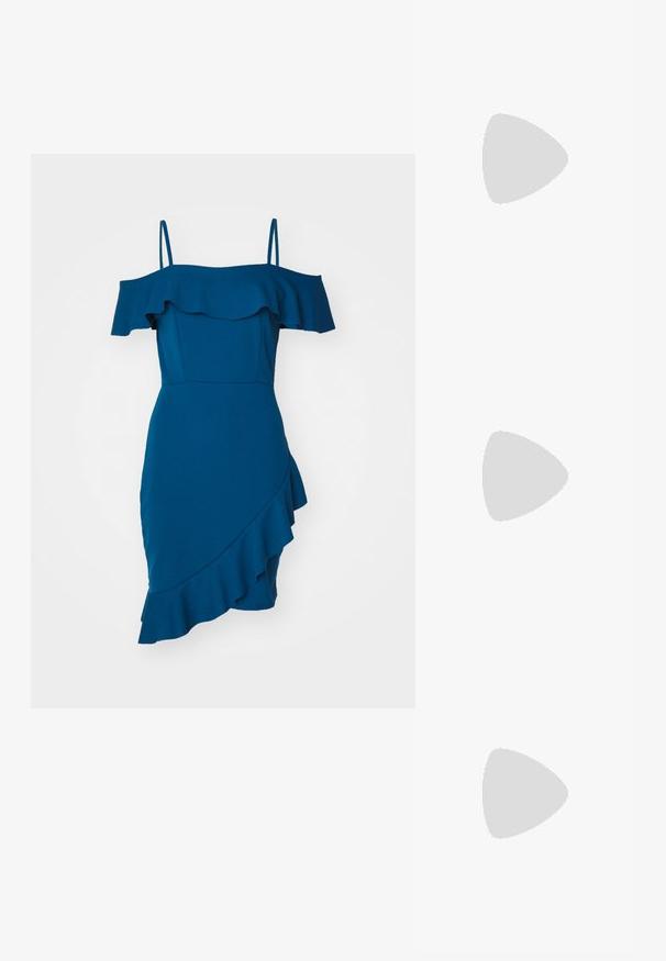 Tyrkysové šaty bez ramienok s volánovými rukávmi a asymetrickým lemom, vyrobené z hladkej tkaniny. Majú priliehavý trup a rozšírenú sukňu.; Čierne sandále na vysokom podpätku so štvorcovou špičkou a nízkym blokovým podpätkom. Obsahujú viacero tenkých popruhov a nastaviteľný členkový popruh. Vyrobené z hladkej kože.; Čierna kožená crossbody taška s hladkou textúrou, obdĺžnikovým tvarom a kovovým reťazovým detailom na prednej strane. Súčasťou je nastaviteľný popruh.; Strieborný prsteň s dvojitým pásikom s hladkým, lesklým povrchom. Má plynulý, zakrivený dizajn s prekryvajúcimi sa časťami pre moderný vzhľad.