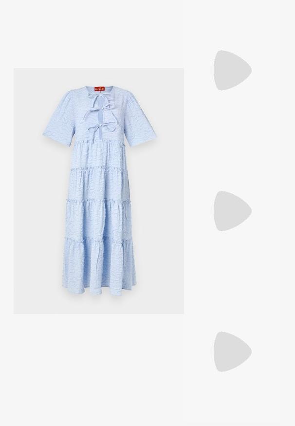 Lys blå lagdelt kjole laget av teksturert stoff med rund hals og korte ermer. Har en knytedetalj foran.; Sorte lærreim hæler med spiss tå, som har en slank hæl og en gullfarget detalj på den justerbare stroppen. Glatt tekstur.; Sorte solbriller med gradientlinser, firkantet form og en strukturert svart-hvitt mønstrede stang. Har en sølvfarget logoaksent.; Sølvøreringer med en jevn, buet design. Har en blank metallisk finish og en studlås. Ingen synlige mønstre eller aksenter.