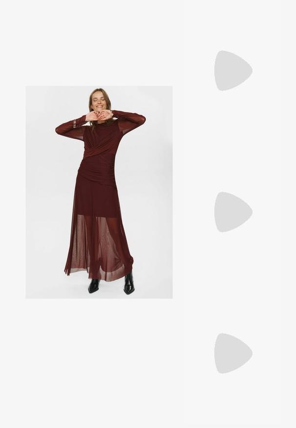 Lange bordeauxrode jurk gemaakt van doorschijnende en gladde stof, met een gewikkelde bodice, geplooide details en doorschijnende lange mouwen.; Zwarte gepolijste leren slingback schoenen met een puntige neus, enkelbandjes met zilveren gespen en hardware, en een slanke hak.; Gouden metallic handtas met een gestructureerd ontwerp, gladde textuur en verstelbare schouderband. Kenmerkt zich door een unieke driehoekige vorm en minimalistische stiksels.; Gouden oorbellen met een getextureerd, golvend ontwerp. Bevat sculpturale clip-on studs en een open ringontwerp met een gehamerd oppervlak.