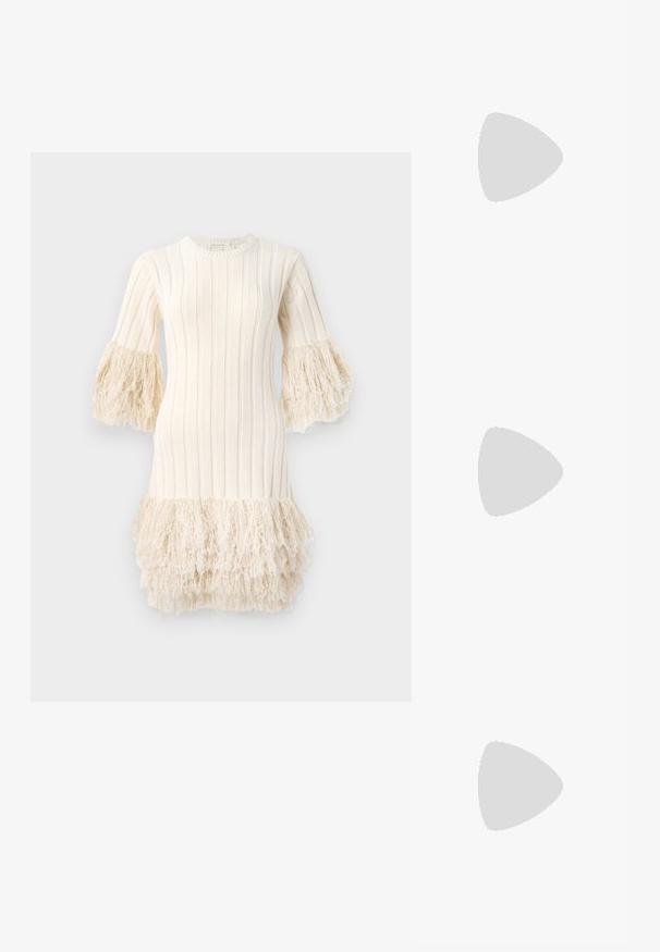 Robe tricotée en crème, présentant des côtes verticales, des manches évasées avec des détails frangés et un ourlet frangé. Texture douce avec une silhouette structurée.; Sandales en cuir noir avec des accents de boucles dorées, présentant plusieurs brides et un design de semelle plate pour un port ouvert.; Sac à bandoulière en cuir noir avec une large sangle, des accessoires en or et deux étiquettes suspendues embossées avec "LOVE MOSCHINO" en lettres dorées.; Boucles d'oreilles en métal doré en forme d'anneau, avec une forme courbée et allongée. Elles présentent une surface lisse et brillante avec une pointe arrondie pour un détail supplémentaire.