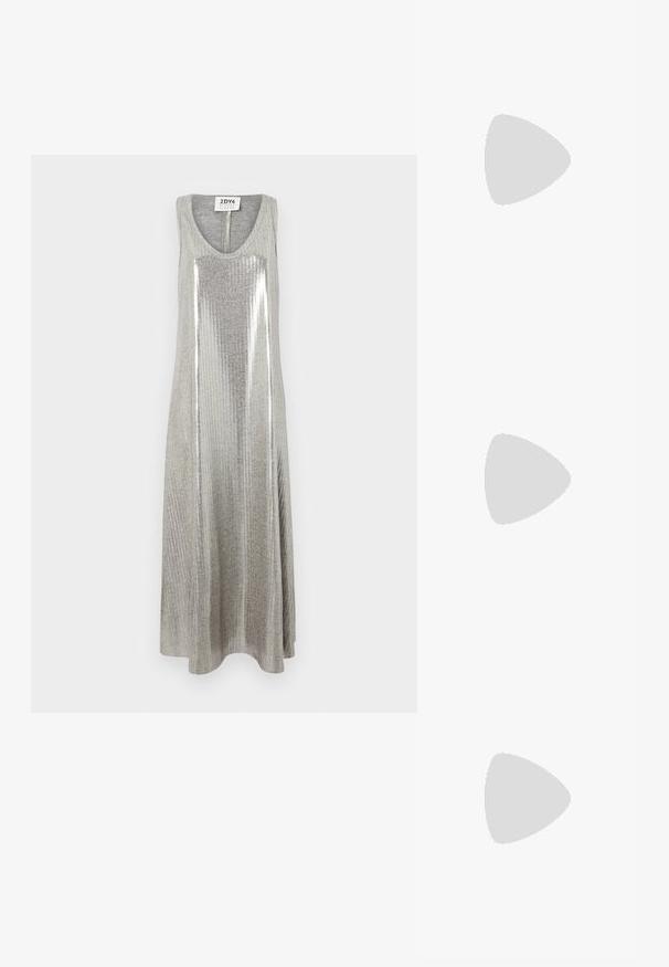 Graues ärmelloses Maxikleid mit einem Rundhalsausschnitt, das eine vertikale gerippte Textur aufweist und glänzende silberne Akzente in der Mitte hat.; Schwarze Samt-Ballerinas mit runder Zehenpartie, einer kleinen Schleifenapplikation auf der Vorderseite und einem kontrastierenden gelben Innenfutter.; Schwarze, eckige Sonnenbrille mit grauen Gläsern; aus Kunststoff gefertigt, mit dicken Bügeln, die eine glatte Oberfläche und keine sichtbaren Beschläge haben.; Schwarze Lederhandtasche in runder Form, mit einem einzelnen oberen Griff und goldenen Hardware-Akzenten. Verfügt über einen Reißverschluss und dezente Markenkennzeichnung.