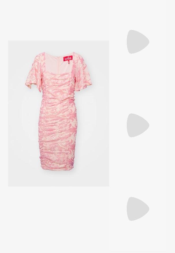 Rosa dräkt med rynkade detaljer och korta ärmar, utsmyckad med paljetterade virvlar, med fyrkantig halsringning och dragkedja bak.; Guld, metalliska slingback-klackar med spetsig tå och chunky klack. Slät textur, minimalistisk design och en smal rem.; Svart läderhandväska med en böjd form, avtagbar rem och guldiga detaljer. Väskan har ett lock med en spänndetalj.; Guldtonade örhängen med ovalformade klara kristaller omgivna av mindre klara stenar, med en krokdesign för säker användning.