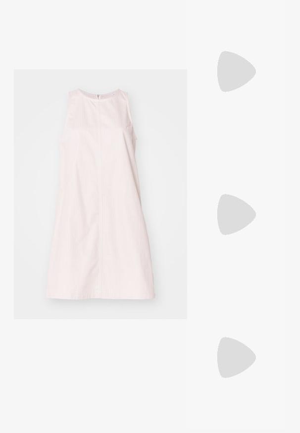 Svetlo roza brezrokavna obleka preproste zasnove. Ima zadrgo na hrbtu, stranske žepe in subtilne navpične črte za teksturo.; Črne platforme z visokimi petami in koničastim nosom ter nastavljivim gležnjenjskim trakom. Narejene iz gladke usnje, s kockasto peto.; Črna usnjena torbica s ukrivljeno obliko, z odstranljivo naramnico in zlatimi dodatki. Torbica ima pokrov s podrobnostmi v obliki zaponke.; Zlato-tonirani uhani v obliki obroča z gladko, polirano površino. Imajo obliko polkroga in varno zaponko na peto.