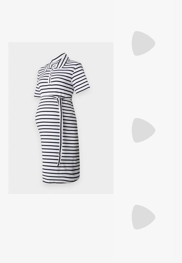 Sukienka ciążowa z kołnierzykiem, krótkimi rękawami, czarno-białymi poziomymi paskami, ściągnięta w talii związywanym paskiem oraz żebrową teksturą.; Czarny botek za kostkę wykonany z gładkiej skóry, z szpiczastym noskiem, słupkowym obcasem oraz wyraźnym podniesionym szwem na górnej krawędzi.; Brązowe ośmiokątne okulary przeciwsłoneczne z przezroczystą bursztynową oprawką i brązowymi soczewkami. Posiadają metalowy akcent na nosku oraz smukłe zauszniki.; Brązowa zamszowa torba tote z podwójnymi uchwytami, zapięciem na guzik oraz luźnym, lekko opadającym kształtem.