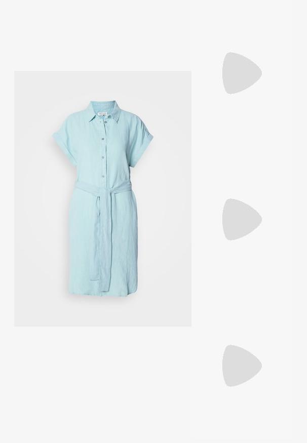 Vestido camisa de linho azul claro com mangas curtas dobradas, frente com botões e um cinto da mesma cor na cintura para ajuste personalizado.; Bailarinas tecidas em bege com bico fino, apresentando uma tira decorativa com fivela e um perfil baixo. Textura suave com um design simples.; Óculos de sol quadrados pretos com acabamento mate, apresentando lentes transparentes e um leve tom azul de um lado. Design robusto e angular.; Clutch de couro preto com um detalhe em corrente dourada, textura suave e logotipo dourado. Inclui uma alça ajustável para versatilidade.