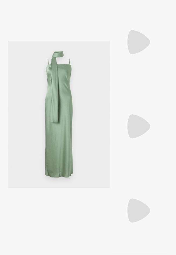 Satinová zelená šaty se založeným výstřihem, nastavitelnými ramínky a dlouhým šálovým detailem překrytým přes jedno rameno.; Černá lakovaná slingback obuv s špičatou špičkou, kotníkovými pásky s kovovými sponami a příslušenstvím, a štíhlým podpatkem.; Zlatá metalická kabelka se strukturovaným designem, hladkým povrchem a nastavitelným popruhem. Disponuje unikátním trojúhelníkovým tvarem a minimalistickým prošitím.; Náušnice ve zlatém tónu s texturovanými, vlnitými tvary. Obsahují sochařské klipy a design otevřeného kruhu s kladivkovým povrchem.