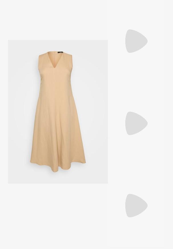 Beiges ärmelloses Kleid mit V-Ausschnitt, schwingt ab der Taille und besteht aus einem leichten Stoff, mit einem Reißverschluss auf der Rückseite.; Schwarzer Lederpumps mit spitzem Zehenbereich, niedrigem Absatz und glatter Textur. Verfügt über eine leichte Öffnung an der Vorderseite und minimale Beschläge an der Rückseite.; Schwarze, krokodilgeprägte Lederhandtasche mit geschwungener Form, goldfarbenen Hardware-Akzenten, einem verstellbaren Riemen und einem Logodetail auf der Vorderseite.; Goldfarbene Metall-Hoops mit einer geschwungenen, länglichen Form. Sie verfügen über eine glatte, glänzende Oberfläche und eine abgerundete Spitze für zusätzliche Details.