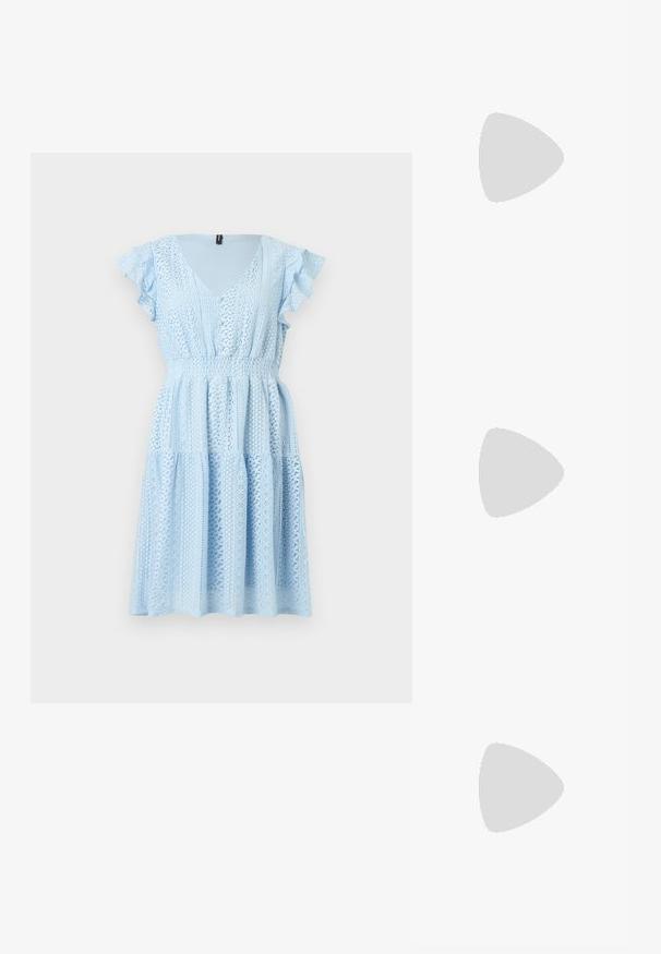 Lys blå kjole med V-hals, korte flate ermer og smocket midje. Stoffet har intrikate blonde detaljer og en lagdelt skjørt.; Gull, metallisk slingback-hæler med spiss tå og chunky hæl. Glatt tekstur, minimalistisk design og en smal stropp.; Svart lærveske med en buet form, avtagbar stropp og gullbeslag. Vesken har et klaff med spenne-detall.; Gullfarget metalløredobber med et elegant, buet design. Har en karakteristisk spiss form, polert overflate og hengsel-lukking.