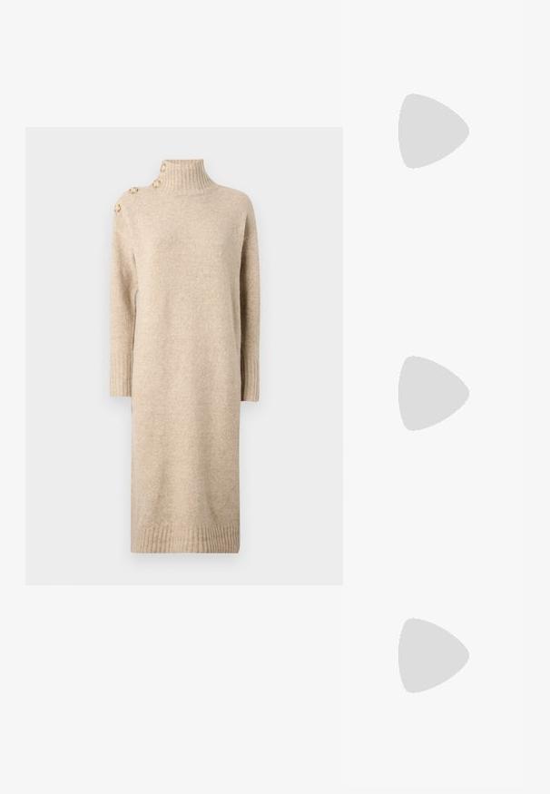 Abito lavorato a maglia beige con colletto alto, dotato di polsini a coste e tre bottoni decorativi su una spalla. Texture morbida, design a lunghezza media.; Stivali da cowboy in pelle marrone con punta affusolata e tacco a blocco, caratterizzati da dettagliati ricami e accenti rialzati sul gambale.; Borsa a mano in pelle nera con patta e dettaglio in metallo dorato. Include una tracolla nera e un design elegante e minimalista.; Orecchini a cerchio in argento con un design torciglionato, caratterizzati da una finitura lucida e chiusura a perno. Misurano circa 3 cm di diametro.