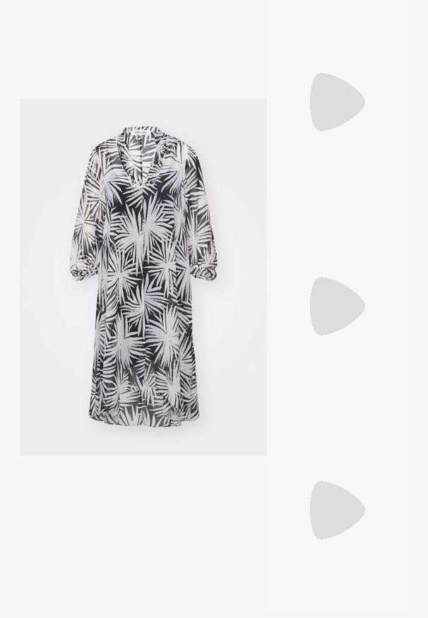 Diane von Furstenberg ILEANA DRESS - Rochie de zi - black; Sandale negre cu toc înalt, cu mai multe curele înguste, design slingback și un accent argintiu pe toc. Material superior neted și toc pătrat.; Maje MISS MINI - Geantă crossbody - noir; Cercei aurii cu multiple lanțuri suspendate, având accente din rhinestone ovale clare și capete decorative cu tighel.