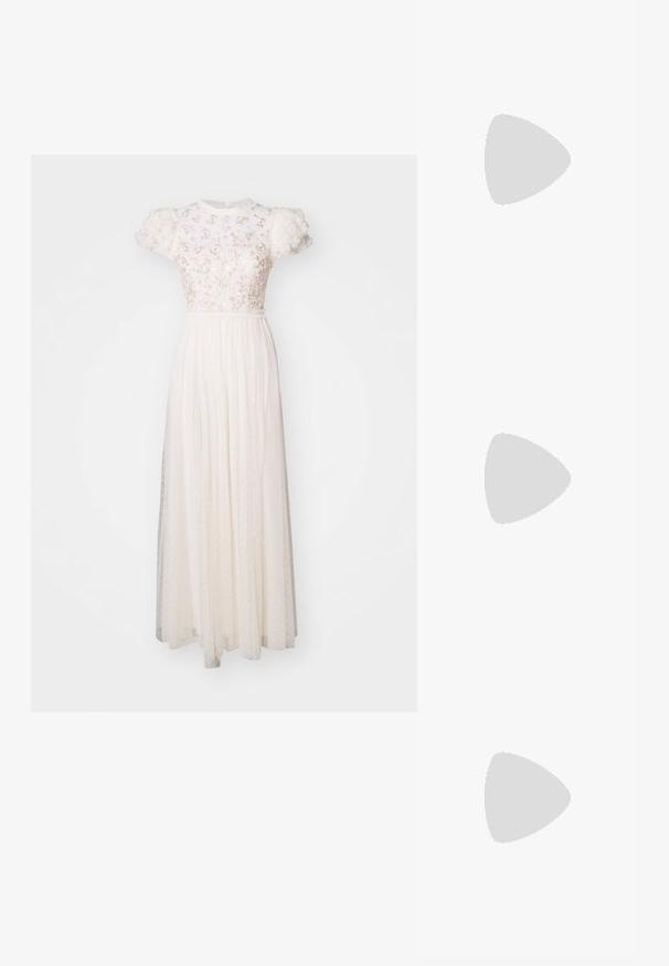 Needle & Thread DAHLIA DITSY BODICE ROUND NECK ANKLE GOWN - Gallakjole - cream; Hvide mesh spidse mule-sko med en slank hæl i mellem højde og slip-on design mod en ensfarvet baggrund.; Beige tekstureret håndtaske med justerbar rem, to forreste lommer sikret med spænder og guld hardware detaljer. Lynlåslukning på toppen.; Et par uregelmæssige ovalformede øreringe i guldtonet metal med en tekstureret, let hamret overflade på en hvid baggrund.