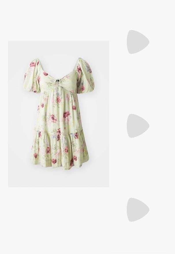 Blommig klänning i ljusgrön tyg med puffärmar, rynkad midja och lager på lager kjol med rosa och lila ros-motiv.; Svart lackläder slingbacksko med spetsig tå, ankelremmar med silverfärgade spännen och detaljer samt en smal klack.; Guldfärgad metallhandväska med en strukturerad design, slät textur och justerbar rem. Har en unik triangulär form och minimalistisk sömnad.; Örhängen i guldton med texturerade, vågiga former. Inkluderar skulpturala clip-on-stift och öppen hoop-design med hamrad finish.