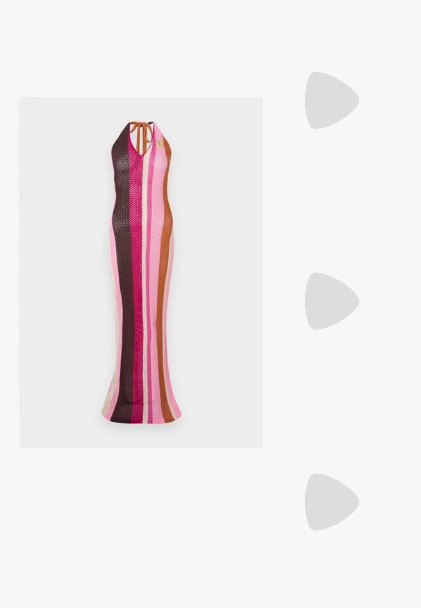 Flerfarget strikket kjole med vertikale striper i rosa, brun og krem. Halterneck med knytedetalj og en tettsittende silhuett.; Gull, metallisk slingback-hæler med spiss tå og chunky hæl. Glatt tekstur, minimalistisk design og en smal stropp.; Svart rektangulære solbriller med mørke linser, blanke plastrammer og gullaksenter på sidene. Minimalistisk design og strømlinjeformet form.; Beige vevd skulderveske med en buet form og svart kant. Har glidelås på toppen og et logomerke foran.