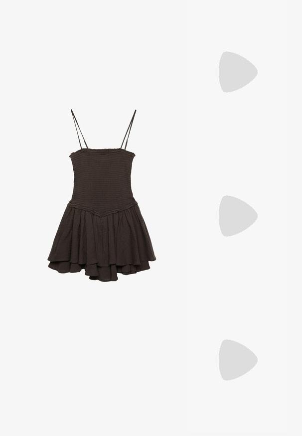 Stradivarius RUFFLE - Vestito casual - dark brown; Sandali con tacco marroni dal design elegante delle cinghie, con un vivace accento di farfalla rosa sulla parte superiore. Texture liscia e stile open-toe.; Occhiali da sole tartarugati con design geometrico, lenti gialle e dettagli in metallo sulle tempie. Montatura ampia e texture opaca.; Borsa a tracolla in pelle marrone con motivo logo, tracolla in catena dorata, chiusura con zip e dettagli in metallo dorato. Forma compatta e rettangolare.