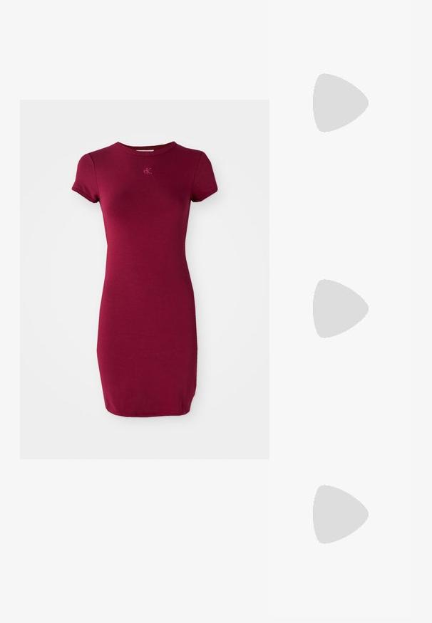 Μπορντό φόρεμα κοντό μανίκι, εφαρμοστό σχέδιο, στρογγυλή λαιμόκοψη, απαλή υφή βαμβακιού, με διακριτική κεντημένη λογότυπο στο στήθος.; Λευκή γόβα slingback με μυτερή μύτη, λείο υλικό επάνω, χαμηλό τετράγωνο τακούνι και σχέδιο με κοπή στο πλάι με ρυθμιζόμενο λουρί κουμπώματος.; Στρογγυλά γυαλιά ηλίου με σκούρους φακούς και χρυσά σκελετό. Το μοντέλο φοράει ένα ανοιχτό μπλε, ριχτό cardigan με κουμπιά και αντίθετους λευκούς μανίκες.; Πορτοφόλι Michael Kors σε μπεζ επεξεργασμένο καμβά με επαναλαμβανόμενο μοτίβο λογοτύπου MK, χρυσές λεπτομέρειες και αποσπώμενη αλυσίδα.