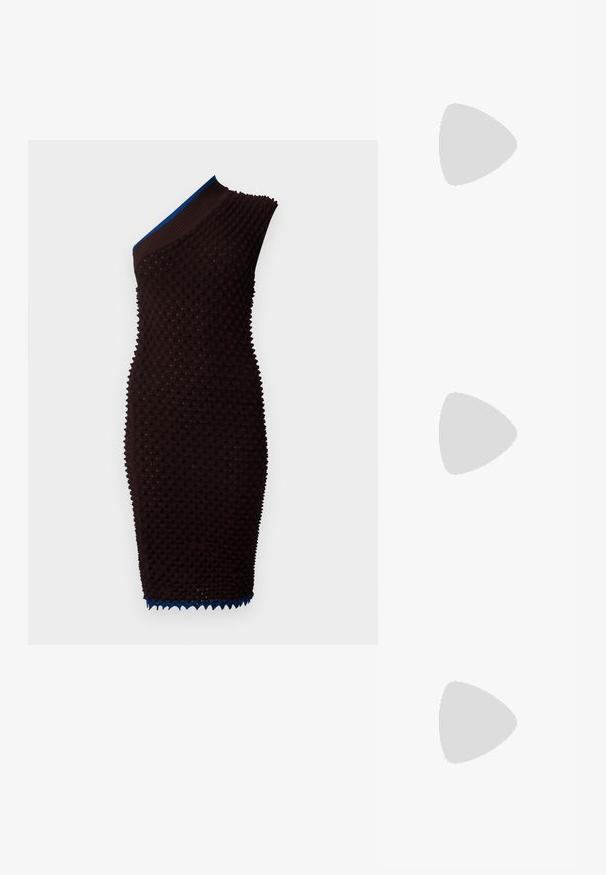 Brun strikket kjole med tekstureret overflade og design med én skulder. Har en blå ribbet halsudskæring og bølget detaljering i kanten.; Sorte lakerede højhælede mulesko med spids tå og en slank silhuet, der har åben hæl og en slank stilettohæl.; The Kooples SAC - Håndtasker - black; Rabanne XL LINK DOUBLE HOOP EARRING - Øreringe - silver-coloured