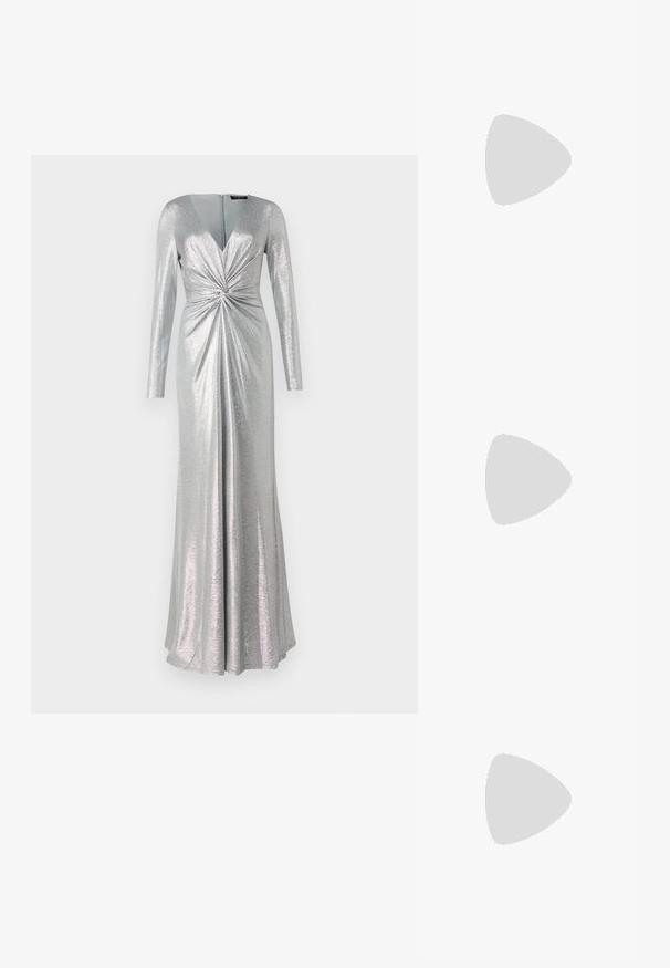 Ασημί βραδινό φόρεμα μακρυμάνικο με V-ντεκολτέ, με στριμμένο μπροστινό σχέδιο και ρέουσα σιλουέτα. Φτιαγμένο από λαμπερό, υφασμένο ύφασμα. Κλείσιμο με φερμουάρ στο πίσω μέρος.; Flat παπούτσι με μυτερή μύτη από κρέμα δέρμα με διάφανο επάνω μέρος που διαθέτει διάσπαρτες ραβδώσεις. Μαλακή σόλα για άνεση, μινιμαλιστική σχεδίαση.; Λευκή δερμάτινη τσάντα με υφή, διαθέτει χρυσή αλυσίδα και μαύρες λεπτομέρειες. Περιλαμβάνει μπροστινή τσέπη και κλείσιμο με φερμουάρ.; Χρυσές μεταλλικές σκουλαρίκια κρίκοι με καμπυλωτό, ελκυστικό σχήμα. Περιλαμβάνουν μια λεία, γυαλιστερή επιφάνεια και στρογγυλή άκρη για πρόσθετη λεπτομέρεια.