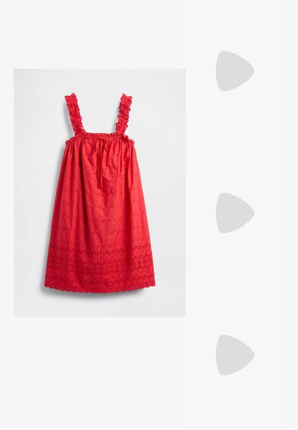 Rode mouwloze jurk met gerimpelde bandjes, elastische taille en geborduurd bloemenpatroon, met een golvende zoom.; Gouden, metalen slingback hakken met een spitse neus en een chunky hak. Glad oppervlak, minimalistisch ontwerp en een smalle band.; Zwarte leren handtas met een gebogen vorm, afneembare schouderband en gouden hardware. De tas heeft een klep met een gespsluiting.; Gouden metalen oorbel met een slank, gebogen ontwerp. Beschikt over een kenmerkende puntige vorm, gepolijste oppervlakte en scharnier sluiting.