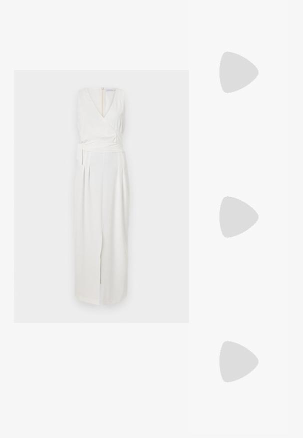 Rochie albă fără mâneci cu un design tip wrap, având un decolteu în formă de V, detaliu cu fundă pe lateral și o deschidere frontală. Confecționată dintr-un material neted, cu plii.; Sandale negre cu toc înalt au curele subțiri cu un design legat, un vârf pătrat neted și un toc stiletto elegant.; Geantă metalică gri deschis, cu un strap din lanț, decorată cu mici ținte circulare metalice și un logo de marcă triangular.; Cercei rotunzi din argint cu un finisaj neted și strălucitor. Design ușor, având o formă rotundă și închidere cu tijă.