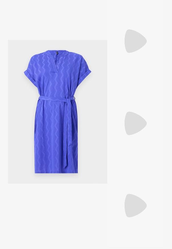 Lyhythihainen, polvipituinen mekko kirkkaan violetissa, jossa on sahalaitakuviot, v-pääntie ja matching vyö vyötäröllä. Teksturoitu kangas.; Mustat patentoitu nahkakengät, joissa on säären takaosa ja terävä kärki, sekä geometrinen palikkakorko. Sisältää tyylikkään, minimalistisen muotoilun ja sileän pinnan.; Musta nahkainen käsilaukku, joka on kaareva muotoilultaan, irrotettavalla hihnalla ja kultaisilla yksityiskohdilla. Laukussa on läppä, jossa on solk yksityiskohta.; Hopea rengas korvakorut, joissa on tyylikäs, pyöreä muotoilu, tasainen pinta ja ilman näkyviä koristeita. Halkaisija ei ole määritelty.