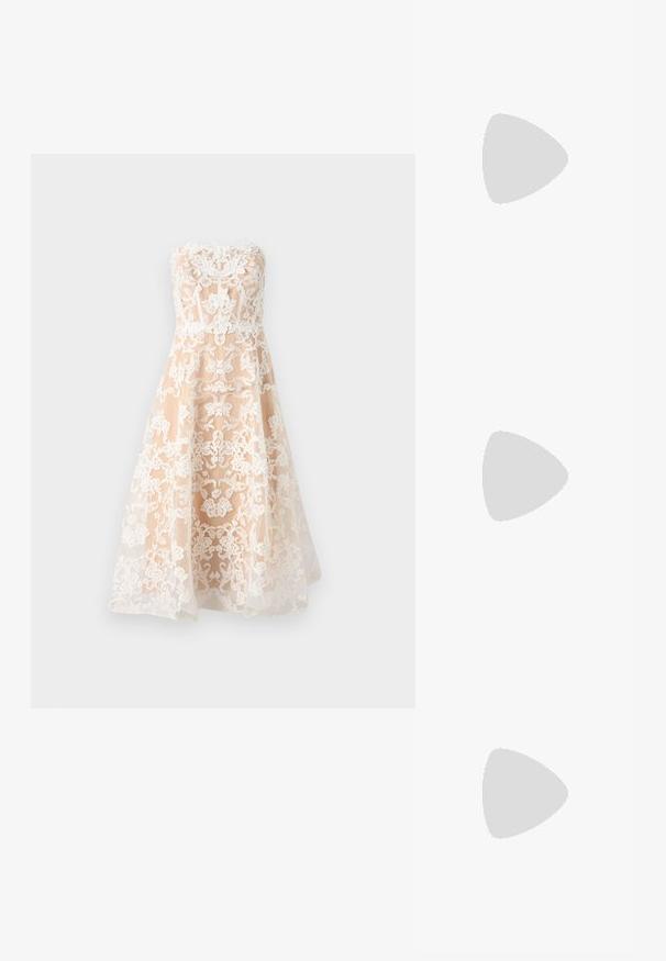 Marchesa Notte Společenské šaty - ivory; Hnědá nazouvací bota s hladkým povrchem, protáhlým tvarem, nízkým blokovým podpatkem a minimalistickým designem. Žádné viditelné vzory nebo ozdoby.; Kočičí sluneční brýle s kulatými rámy, tmavými skly a zlatým logem na stranách. Hladký plastový materiál, bez viditelných vzorů.; Tory Burch RADZIWILL COLOR-BLOCK PEBBLED PETITE DOUBLE BAG - Kabelka - wild mushroom