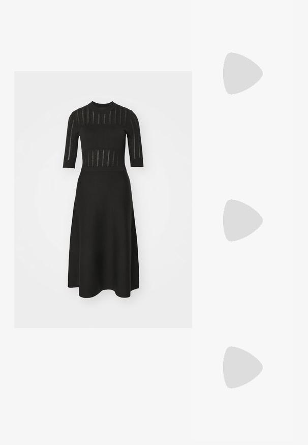 DKNY DRESS - Džemperkleita - black; Melnas strappy sandales ar kvadrātveida purngaliem un zemu bloku papēdi. Ievērojamas ar vairākiem plāniem siksniņām un regulējamu potītes siksniņu. Izgatavotas no gludas ādas.; Melnas ādas rokassoma ar izliekta formu, noņemamu siksnu un zelta aksesuāriem. Somai ir vāciņš ar sprādzes detaļu.; Sudraba pilienu auskari ar kvadrātveida auskariem, ar gludu, pulētu apdari un asaru formu, atstaro gaismu ar spīdīgu virsmu.