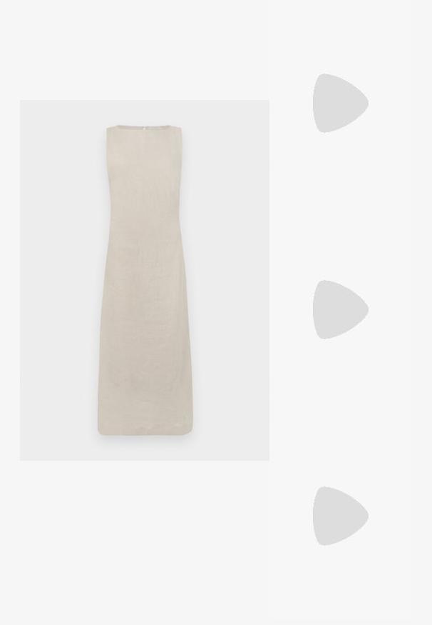 Hihaton pellavamekko vaaleassa beigen värissä, suoralla siluetilla ja pyöreällä pääntiellä, jossa on piilotettu takavetoketju.; Musta nahkasaapas, jossa on neliön muotoinen kärki, ohuet hihnat, säädettävä nilkkahihna ja matala korko. Hihnassa on pieni kultainen yksityiskohta.; Mustassa nahkabagissa on kaareva muoto, jossa on keskeinen kultainen ovaalimallinen solki, säädettävä kantohihna ja minimalistinen muotoilu.; Kultasävyinen rinnaneula, jossa on solmittu muotoilu, sileät, kaarevat viivat ja monimutkainen muoto, heijastaen kiiltävää pintaa.